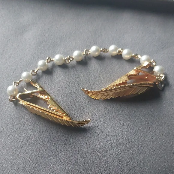 Gold Toned Simulated Pearl Vintage Mid Century Style Scarf or Sweater Clip - Picture 1 of 16